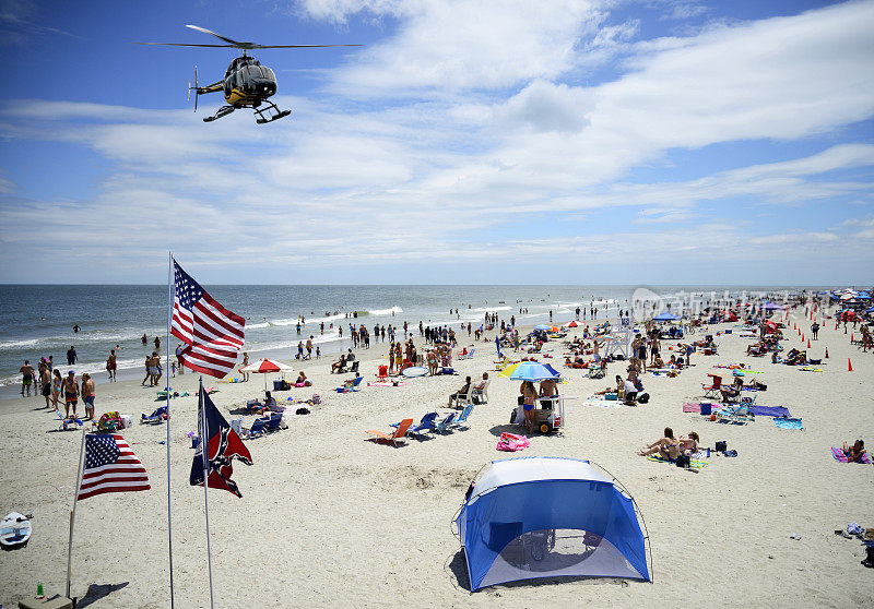 乘坐直升机游览海滩