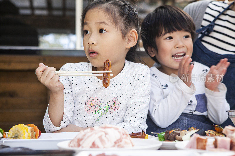 吃美味烘焙材料的孩子