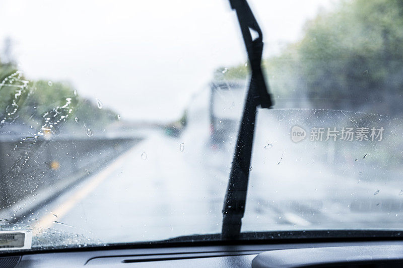 模糊的雨刷难以清洁挡风玻璃