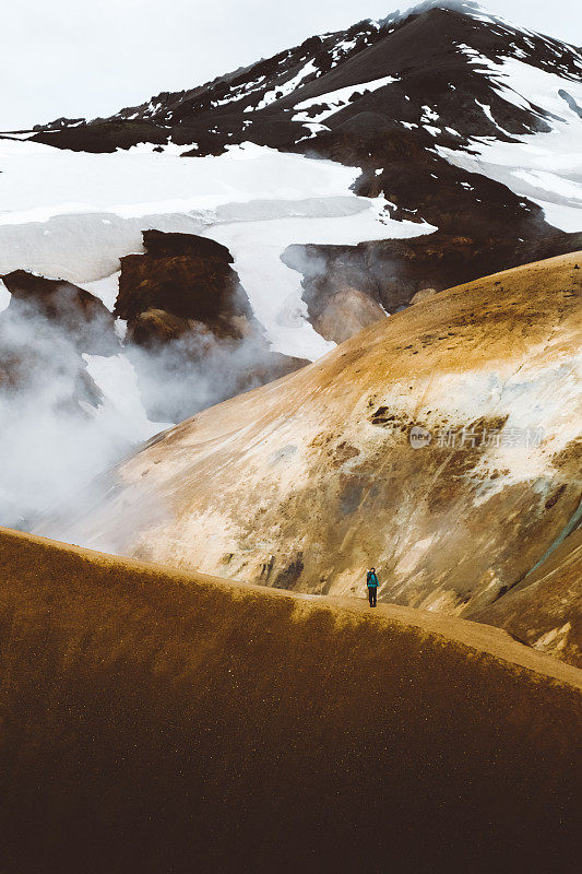 一名女子在冰岛山顶的火山冰川景观中说“嗨”
