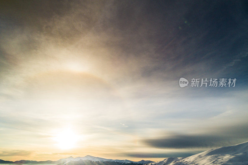 空中飞行高山云彩日出美丽的晨峰