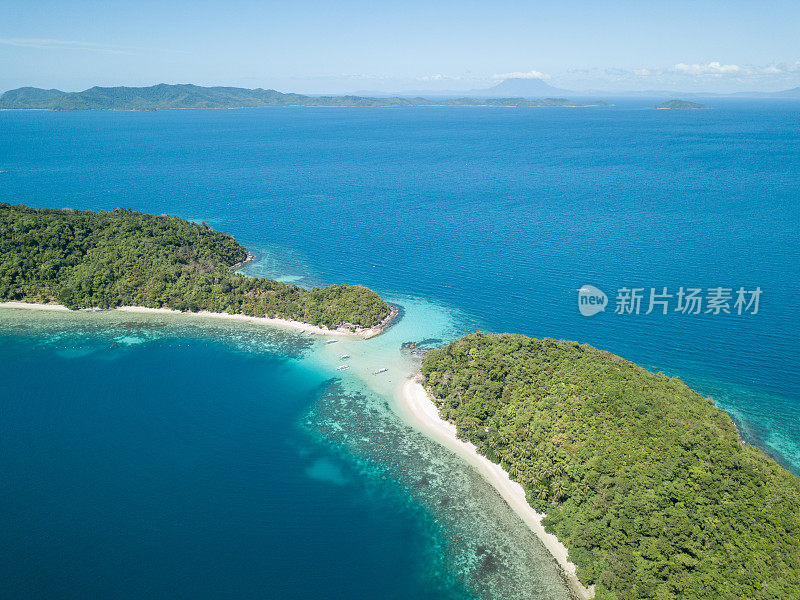 令人惊叹的无人机拍摄的热带岛屿和船在绿松石纯净的水。上图，拍摄于菲律宾群岛，亚洲。港口巴顿,巴拉望