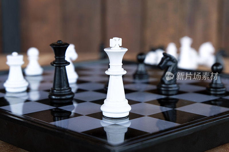 战略象棋战斗智力挑战游戏棋盘。成功的象棋战略概念。国际象棋商业领袖和成功的想法。国际象棋战略游戏商业竞争成功发挥。在棋盘上拍摄的象棋。