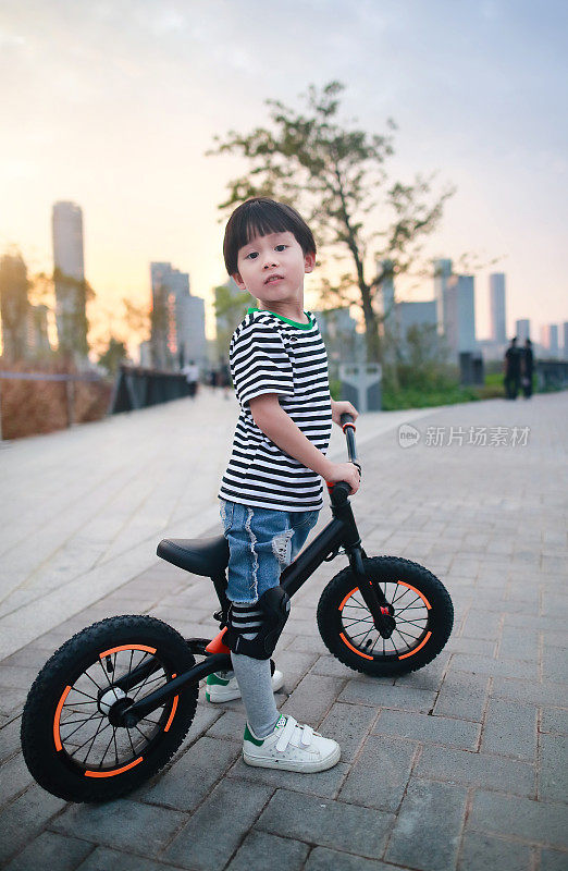 在公园里骑自行车