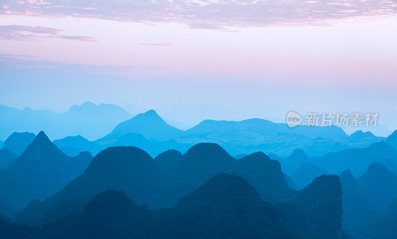 早晨喀斯特山脉的壮观景观