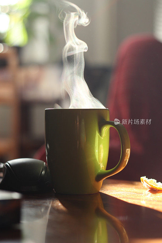 热咖啡杯与蒸汽蒸汽