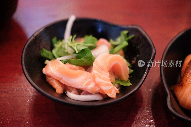 三文鱼刺身黑菜辣沙拉(日本料理)