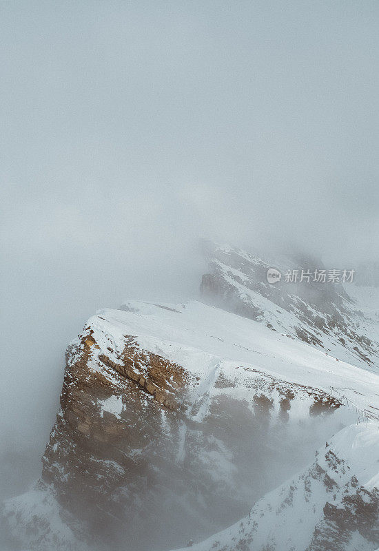 在白云石阿尔卑斯山脉的雾塞达山冬季风景