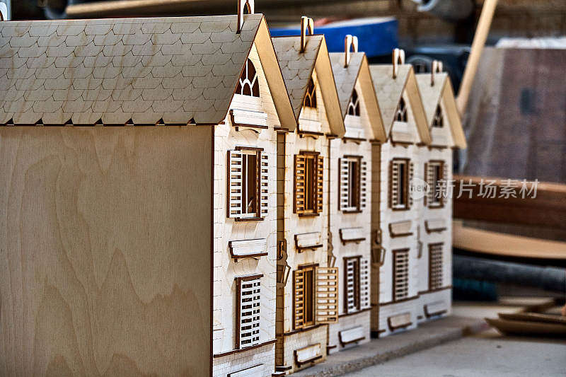 玩具木屋。用胶合板为孩子雕刻而成的构造师。