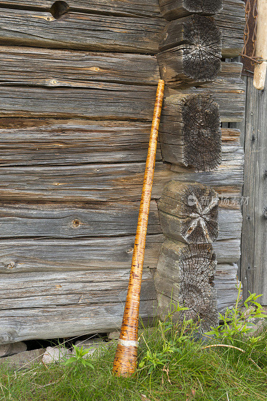传统的瑞典桦树喇叭在一个山区农场在达拉那