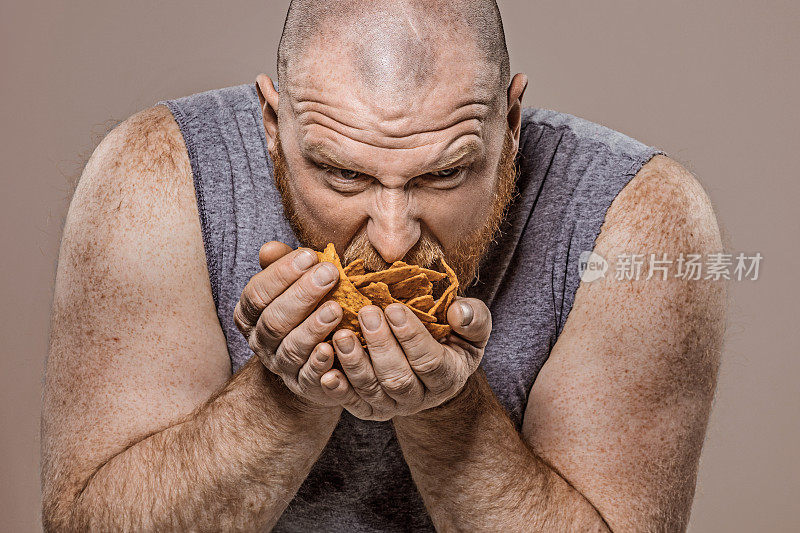 超重的中年男子与食物的斗争