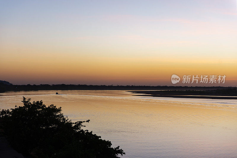 太阳升起S?o弗朗西斯科河-田园诗般的风景-河中的船只-环境保护