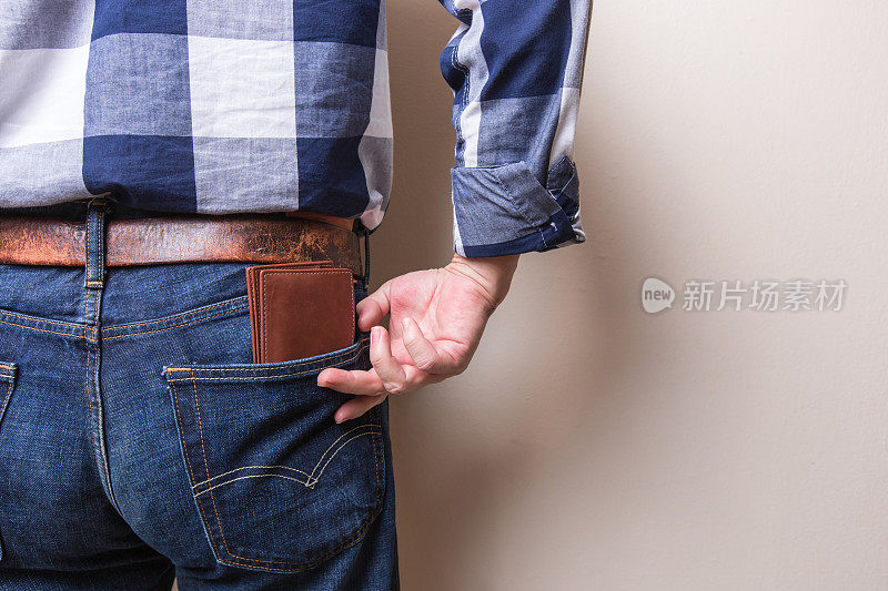 一个男人从裤子口袋里掏出钱包