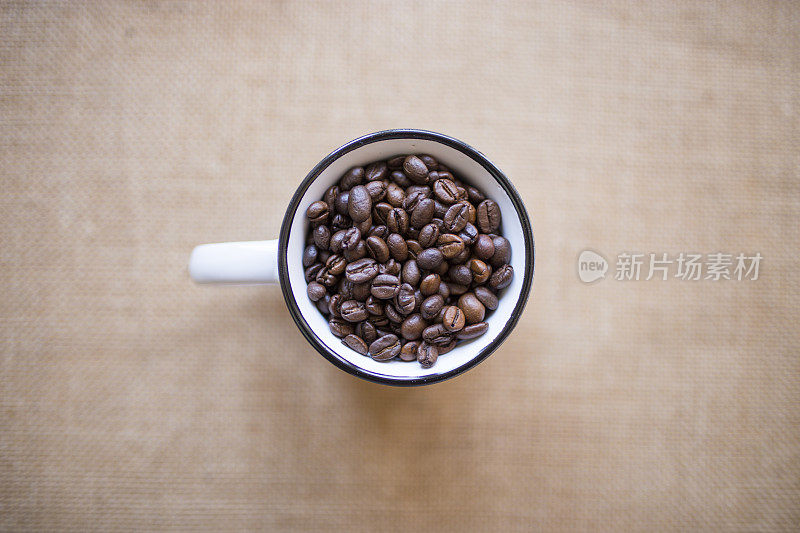 用粗麻袋装满咖啡豆的杯子