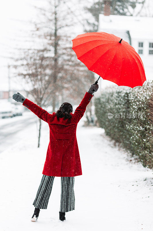 穿红衣服的女人在雪地里跳舞