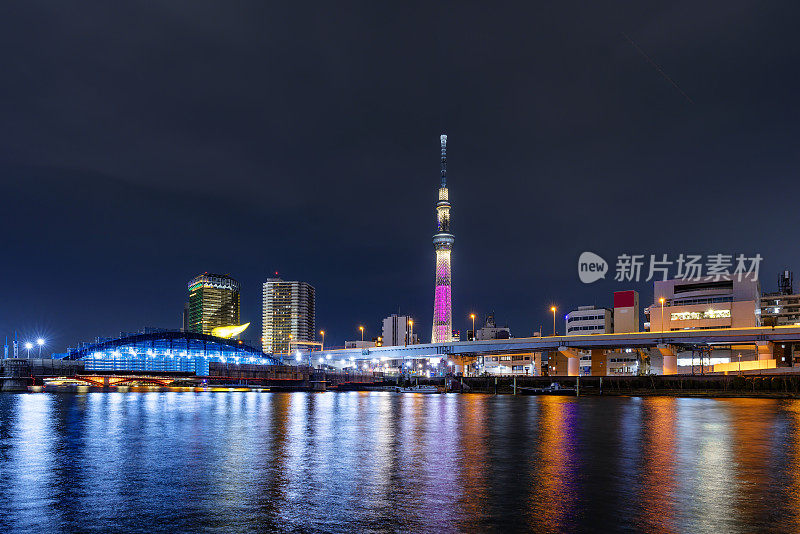 东京天空树的夜景与Sumida河，东京，日本