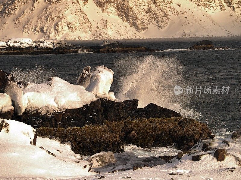 冬天，岩石嶙峋的北方海岸线上的海浪