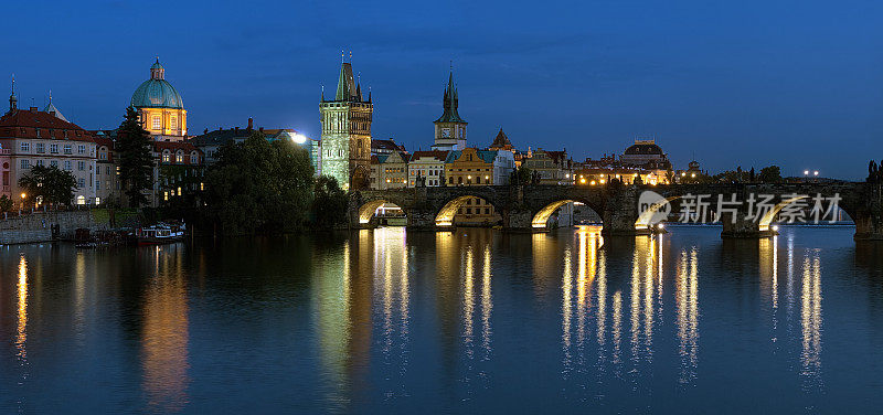 布拉格的查理大桥全景在黄昏，捷克共和国
