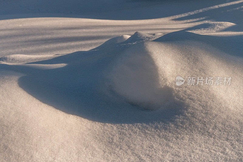 雪堆的影子如画。严寒的冬天的一天。严寒的天气。