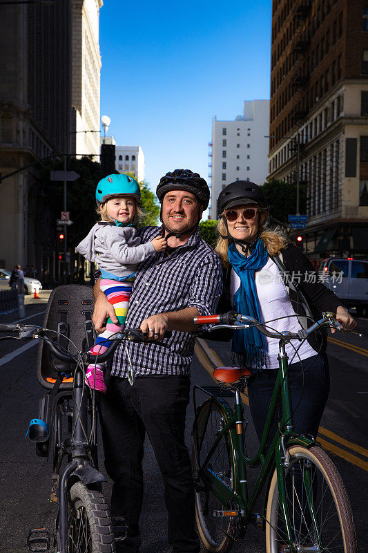 快乐家庭在城市里骑自行车