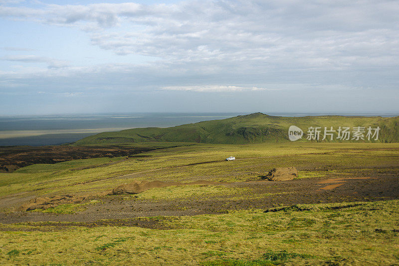 小型汽车在广阔的火山景观在冰岛南部