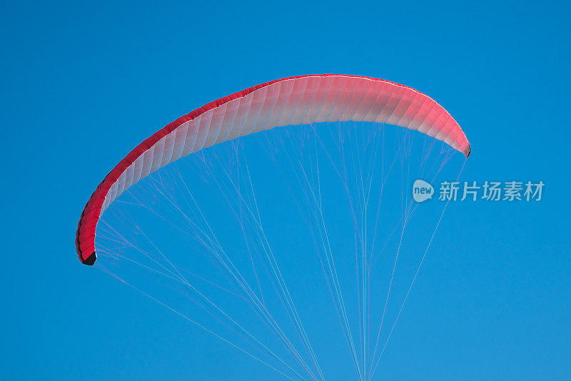 电动滑翔伞在蓝天翱翔