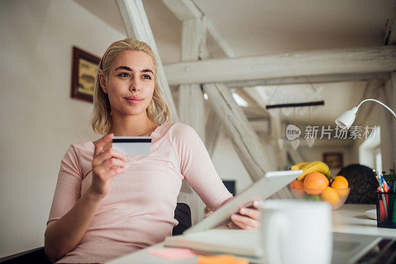 网上购物的女人