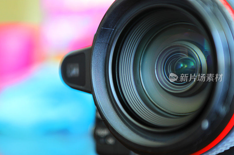 相机变焦镜头放大或缩小聚焦一个尖锐的图像和捕捉一张照片或视频
