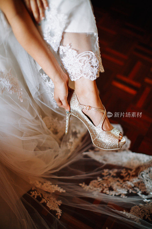 婚礼当天，新娘穿着婚礼高跟鞋