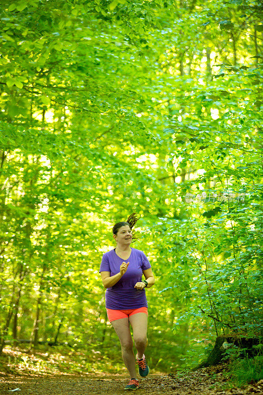 森林里的女跑步者的特写镜头