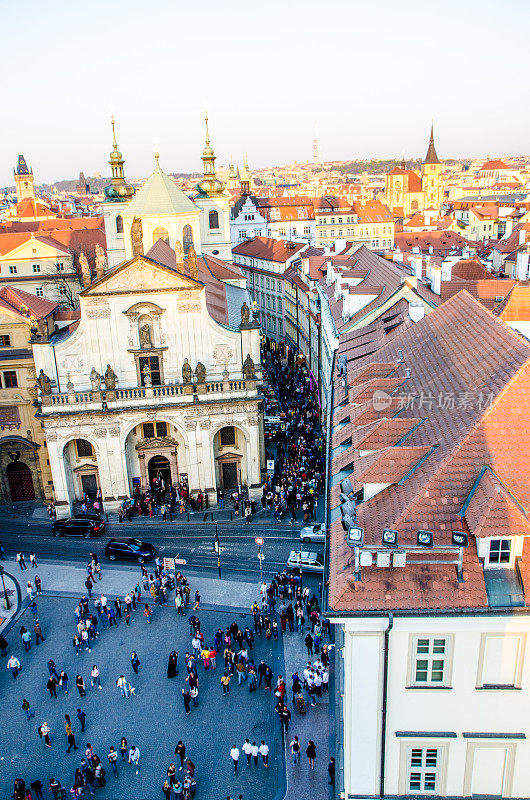 俯瞰布拉格和人群