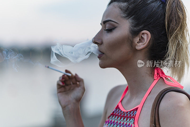一个女人在河边抽烟