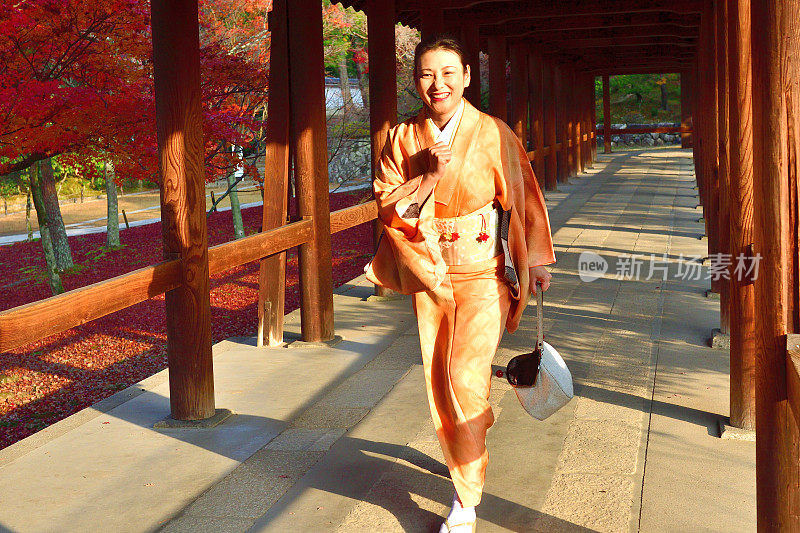 穿着和服的日本女人在京都东福寺蹦蹦跳跳