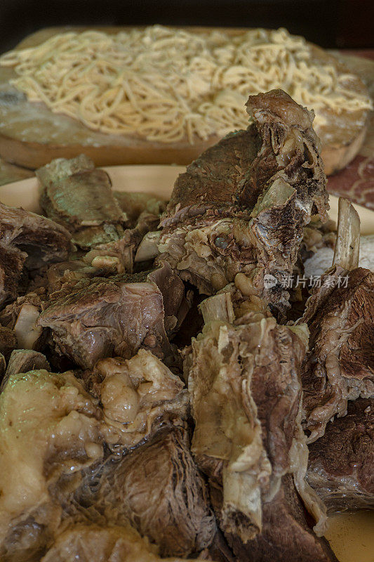 吉尔吉斯斯坦的传统肉类食品(Beshparmak)。