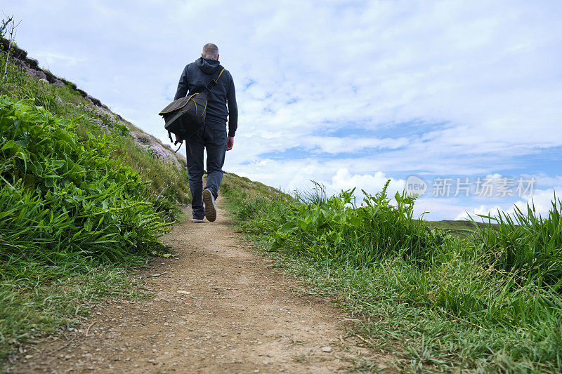 6月的一天，康沃尔郡庞特纽基的一名男子沿着西南海岸步道行走。