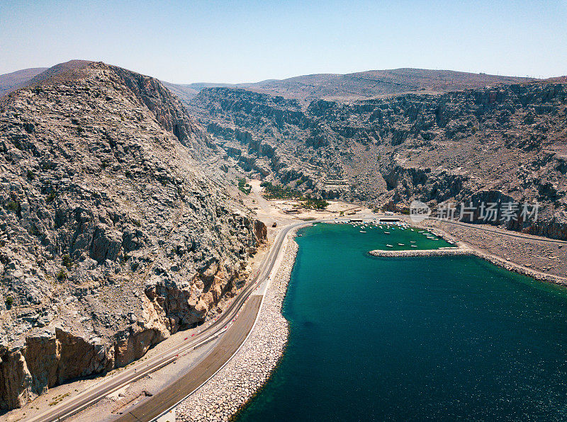 阿曼穆桑达姆海岸公路和峡湾鸟瞰图