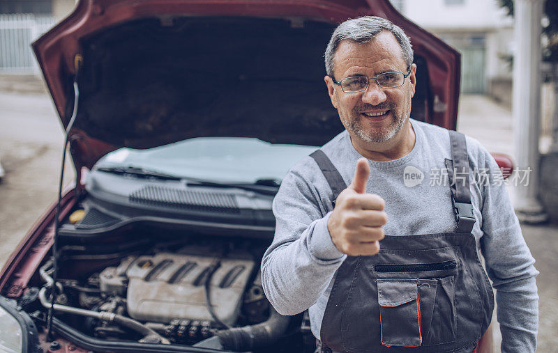 一个满意的汽车修理工的肖像