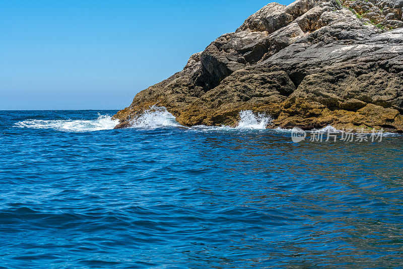 黑色的大海，海浪和岩石