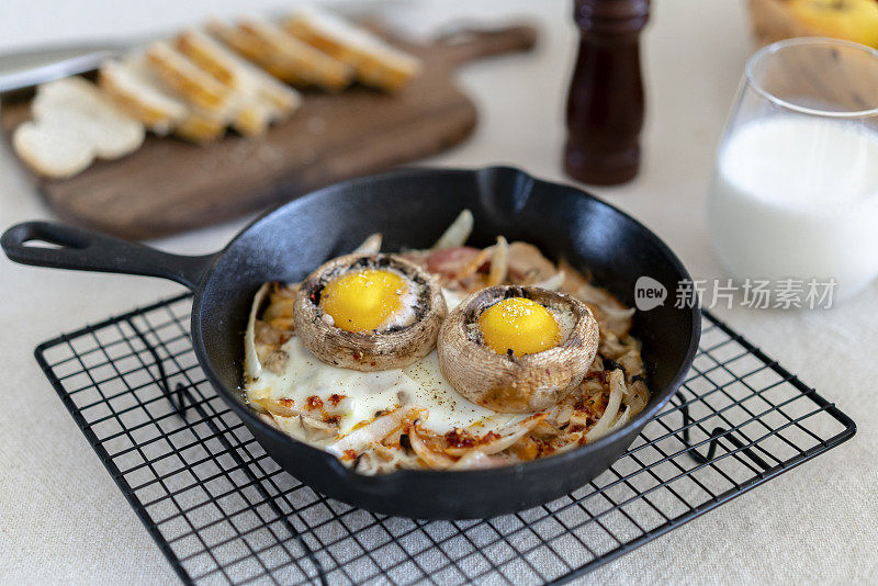 自制健康早餐:烤鸡蛋和蘑菇