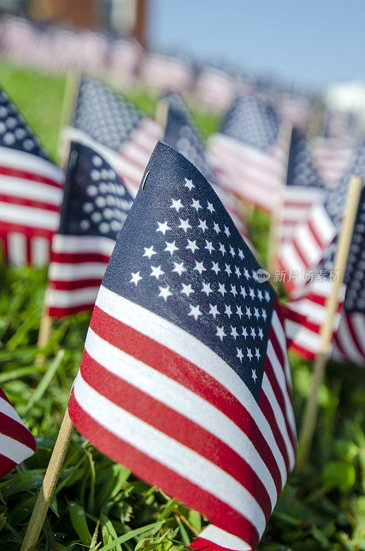 美国国旗被放置在地上以纪念911事件的受害者。