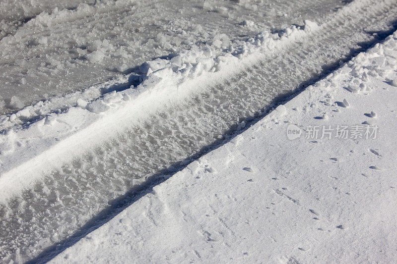 雪道上的轮胎印