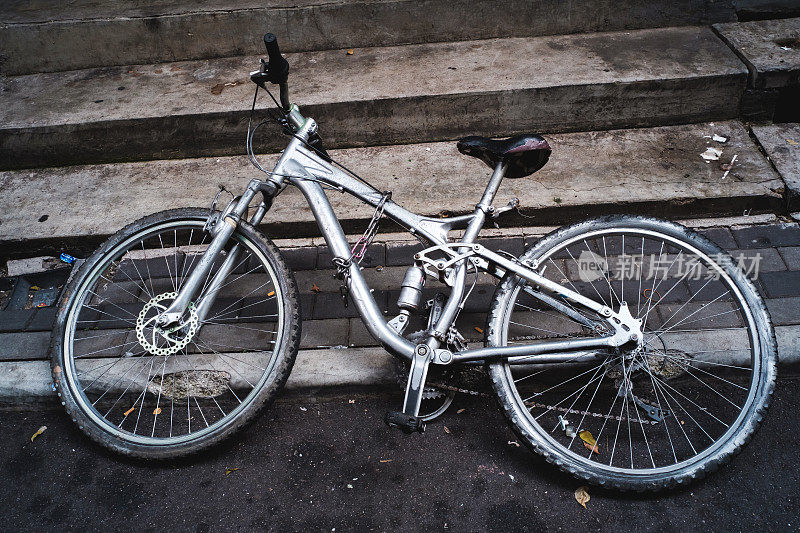 一个废弃的自行车
