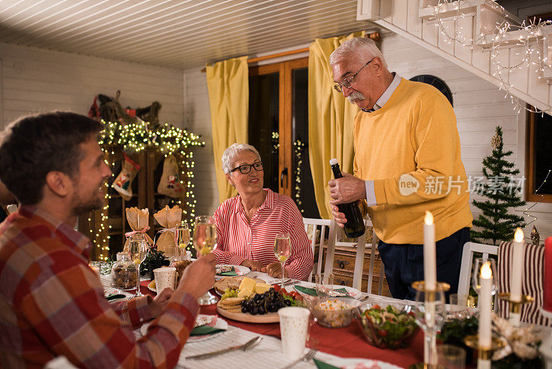 为家庭圣诞晚餐准备的特制葡萄酒