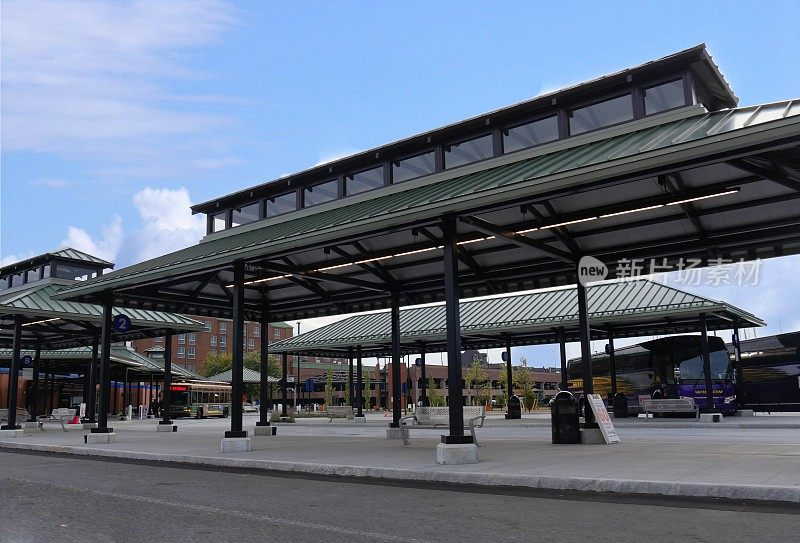 公交终点站和公交车站外的新港门游客中心，用一辆公交车卸货乘客。