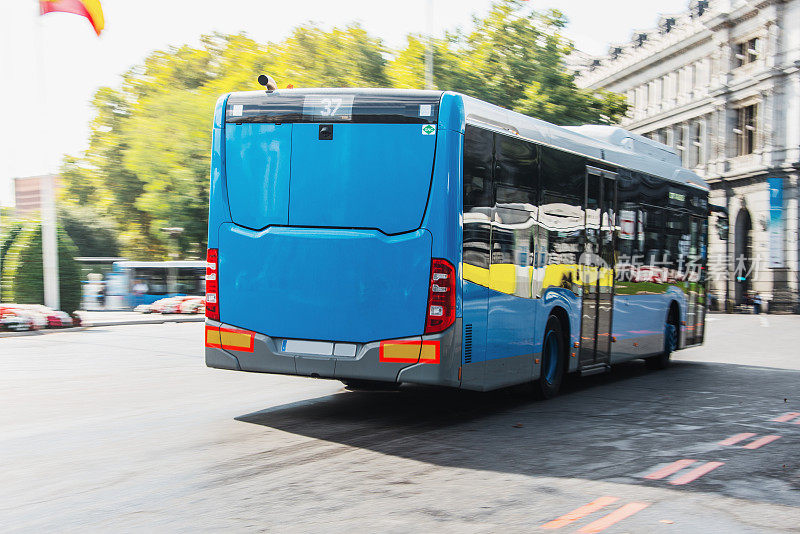 现代蓝色城市公交车