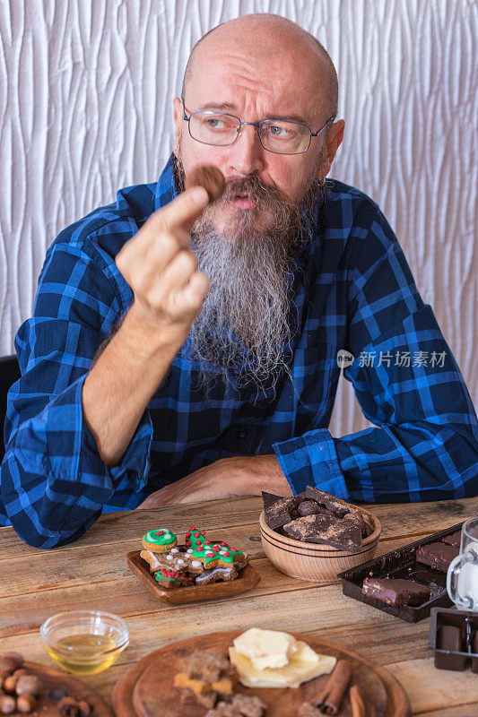 男人吃着自制的巧克力和圣诞饼干
