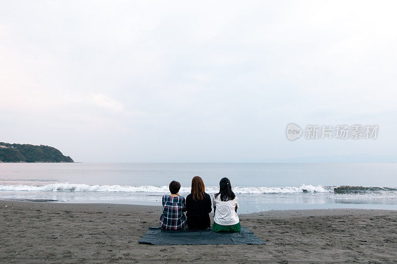 三个女人在看海