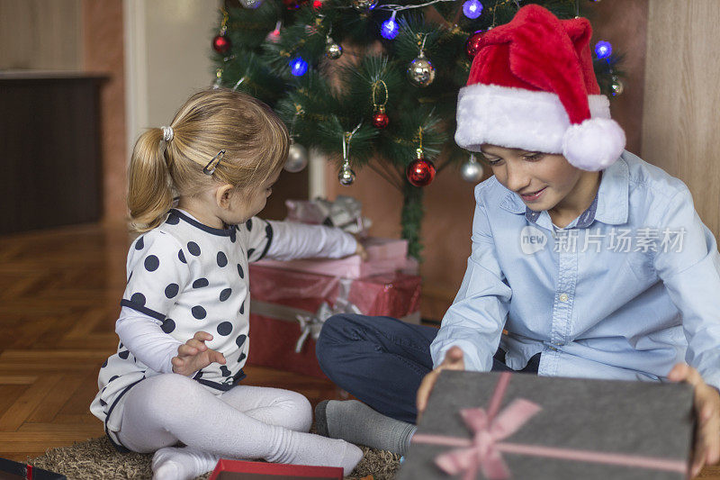 孩子们在家里打开圣诞礼物