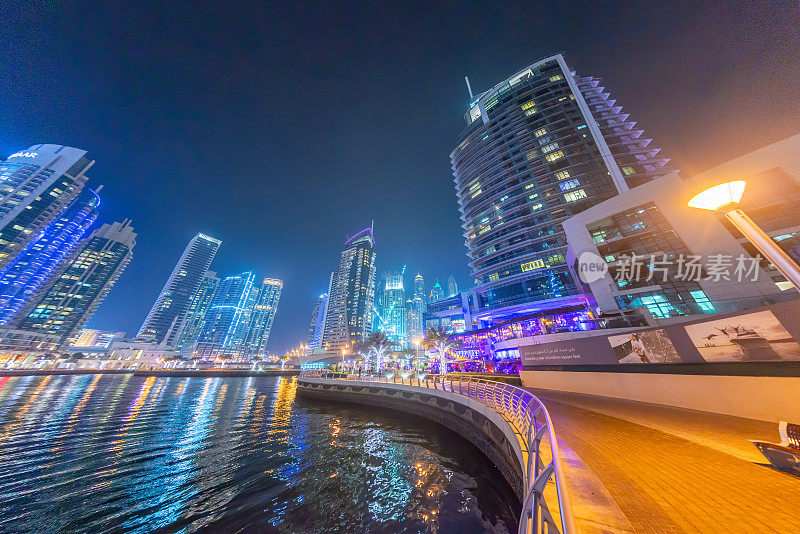 阿联酋迪拜——2016年12月5日:夜间阿联酋运河沿线的迪拜码头天际线