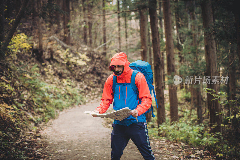 一名男子在日本森林里徒步旅行